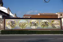 TALAVERA DE LA REINA (Kastilien-La Mancha/Provinz Toledo), 18.12.2021, Mauer an der Rotunda del Ca�illo, die auf bemalten Kacheln das Leben der Tajo-Fischer in fr�herer Zeit darstellt