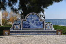 OLHO, 16.01.2022, Bank an der Uferpromenade mit bemalten Kacheln, Azulejos genannt