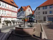Wolfhagen, M�rchenbrunnen am Marktplatz (09.10.2022)
