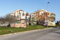 OLHO, 27.01.2022, bemalte Ruine an der Rua Jos Saramago, benannt nach einem portugiesischen Literaturnobelpreistrger (1998)