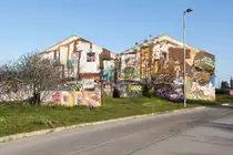 OLH�O, 27.01.2022, bemalte Ruine an der Rua Jos� Saramago, benannt nach einem portugiesischen Literaturnobelpreistr�ger (1998)