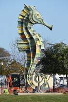 OLHO, 02.02.2022, Seepferdchen-Statue auf einem Kreisel an der Avenida 5 de Outubro