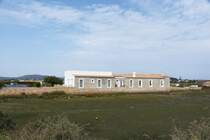 FUSETA, 03.02.2022, eine ehemalige Gezeitenmhle, die zu einer Pension und einem Restaurant umgebaut wurde; z.Z. ist Ebbe, bei Flut ist das Becken vor der Gezeitenmhle mit Wasser gefllt