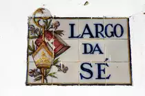 FARO, 07.02.2022, Stra�enschild aus Azulejos (das sind handbemalte Kacheln; ob die hier allerdings wirklich handgemalt sind oder doch nur Industrieware, wei� ich nicht)