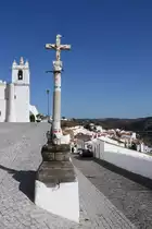 M�RTOLA, 09.02.2022, Blick auf den Turm der Igreja de Nossa Senhora da Anuncia��o; im Vordergrund das Kreuz von M�rtola, ein beliebter Fotografierstandort