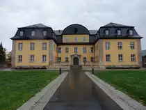 Ranis-Ziegenr�ck, Schloss Kr�lpa,  dreifl�gligen Anlage mit Mansardd�cher, erbaut bis 1730, heute Grundschule (18.10.2022)