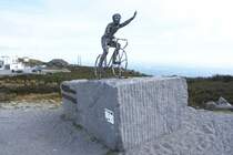 MONCHIQUE, 16.02.2022, Denkmal fr den unermdlichen Radfahrer, der sogar auf einen 902 m hohen Berg, den Foa, hinauffhrt