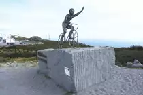 MONCHIQUE, 16.02.2022, Denkmal f�r den unerm�dlichen Radfahrer, der sogar auf einen 902 m hohen Berg, den Fo�a, hinauff�hrt