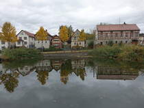 Wilhelmsdorf, Fachwerkhuser am Dorfteich (18.10.2022)
