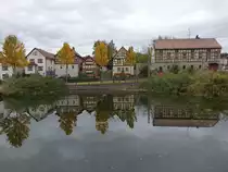 Wilhelmsdorf, Fachwerkh�user am Dorfteich (18.10.2022)
