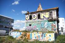 OLHO, 06.03.2022, die Rckseite eines mit Graffiti verzierten, unbewohnten Hauses an der N-125; das sieht in jedem Fall besser aus, als wenn das Haus unverziert vor sich hingammeln wrde; ansonsten ist es in Portugal genauso schlimm wie in Deutschland: es gibt nichts, wo sich nicht mindestens ein - gefhlt - extra dazu berufener  Knstler  zum Beschmieren findet