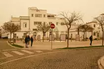 OLH�O, 16.03.2022, nach einem zuvor �ber mehrere Stunden erfolgten Sandsturm war die ganze Stadt in einem fast sepiaartigen Farbnebel eingeh�llt; um dies einzufangen habe ich keine Farbbearbeitung vorgenommen; hier: Rua da F�brica Velha in der Altstadt