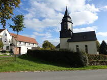Pahnstangen, evangelische St. Peter und Paul Kirche an der Ortsstrae (19.10.2022)