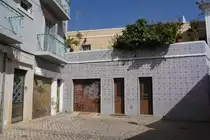 TAVIRA, 19.03.2022, ein mit Azulejos verziertes Haus in der Rua Borda d'�gua da Asseca