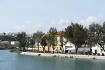 TAVIRA, 19.03.2022, Blick von der Ponte Romana auf die nett hergerichtete Rua Borda d'�gua da Asseca