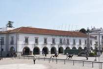 TAVIRA, 19.03.2022, Blick von der Ponte Romana auf das Gebude der Cmara Municipal an der Praa da Liberdade