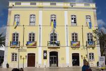 LAGOS, 21.03.2022, das ehemalige Gebude der Cmara Municipal an der Praa Gil Eanes beherbergt heute das Tourismusbro (rechts) und die Polizei (links)