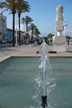 VILA REAL DE SANTO ANT�NIO, 22.03.2022, an der Hafenpromenade; hinter der Wasserfont�ne eine Skulptur des Marqu�s de Pombal