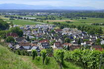 Hecklingen, OT von Kenzingen, Blick von der Burgruine Lichteneck auf den Ort, am Horizont der Schwarzwald, Juli 2022