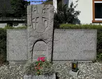 Hecklingen, Denkmal f�r die Gefallenen der beiden Weltkriege, neben der Kirche St.Andreas, Juli 2022