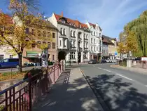 Stadtroda, H�user und Rathaus am Amtsplatz (20.10.2022)