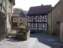 Stadtroda, Fachwerkhaus in der Kreuzstra�e (20.10.2022)