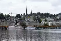 LUZERN, 29.09.2022, Blick �ber die Reuss-M�ndung auf die Katholische Hofkirche St. Leodegar, die als bedeutendster Kirchenbau der Renaissance in der Schweiz gilt