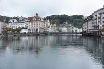 LUZERN, 29.09.2022, Blick vom Rathaussteg auf die Reuss