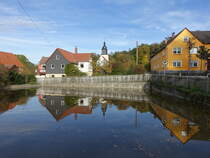 Traun, Huser und evangelische Kirche am Dorfweiher (20.10.2022)