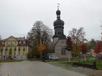 Apolda, Diakoniegeb�ude und evangelische St. Martin Kirche (21.10.2022)
