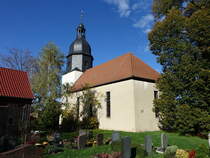 Albersdorf, evangelische Kirche, erbaut im 13. Jahrhundert, 1717 Wiederaufbau als Saalkirche mit eingezogenen Chor (22.10.2022)