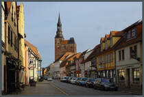 Die Kirche St. Stephan berragt die Fachwerkhuser der Langen Strae in Tangermnde. (05.02.2023)