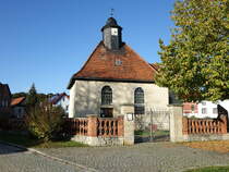 Mertendorf, evangelische Dorfkirche, erbaut im 17. Jahrhundert (22.10.2022)