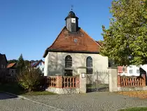 Mertendorf, evangelische Dorfkirche, erbaut im 17. Jahrhundert (22.10.2022)