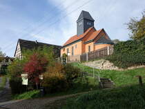 Stanau, evangelische Dorfkirche, erbaut im 12. Jahrhundert, restauriert 1980 (23.10.2022)