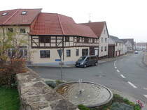 Groenlupnitz, Brunnen und Fachwerkhuser in der Eichelgasse (12.11.2022)