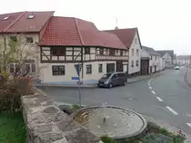 Gro�enlupnitz, Brunnen und Fachwerkh�user in der Eichelgasse (12.11.2022)