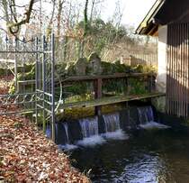 Hugstetten, kleiner knstlicher Wasserfall am Mhlbach im Schlopark, Dez.2022