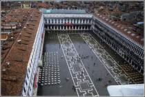 Bei Regen sind weniger Passanten auf dem Piazzi di San Marco, dann lsst sich die Pflasterung besser erkennen. Scan eines Dias aus dem Sommer 1981.