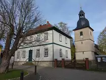 Reichenbach, B�rgerhaus und evangelische Dorfkirche in der Schulstra�e (12.11.2022)