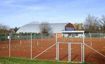 Freiburg-Hochdorf, Tennispltze und Tennishalle des TC 74 Hochdorf e.V., 1974 gegrndeter Tennisclub, Dez.2022