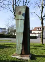 Freibur-Lehen, an der Paduaallee steht seit 2018 die  Stehle der Umarmung  von Antonio Ievolella, aufgestellt aus Anla� der 50j�hrigen St�dtepartnerschaft Freibur-Padua und ein Geschenk von der Stadt Padua, Jan.2023