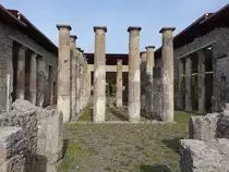 Pompei, S�ulen in der Casa degli Epidii (24.02.2023)