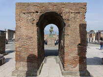 Pompei, kleiner Triumpfbogen und Statue am Forum (24.02.2023)