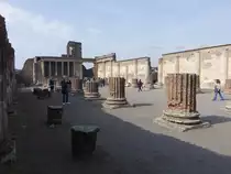 Pompei, S�ulen der historischen Basilika (24.02.2023)