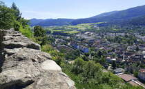 Waldkirch, Blick von der Ruine der Kastelburg Richtung Nord-Ost ber die Stadt ins Elztal, Juli 2022
