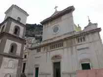 Positano, Pfarrkirche Santa Maria Assunta, Fassade aus dem 18. Jahrhundert (25.02.2023)