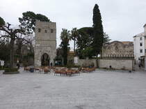 Ravello, Torhaus zur Villa Rufolo, erbaut im 13. Jahrhundert im arabisch-normannischen Stil (25.02.2023)