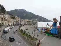 Maiori, H�user und ein Faschingswagen an der Arena del Mare (25.02.2023)