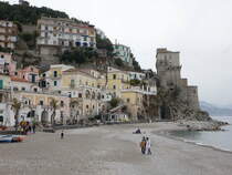 Cetara, Huser und Torre di Cetara am Strand (25.02.2023)